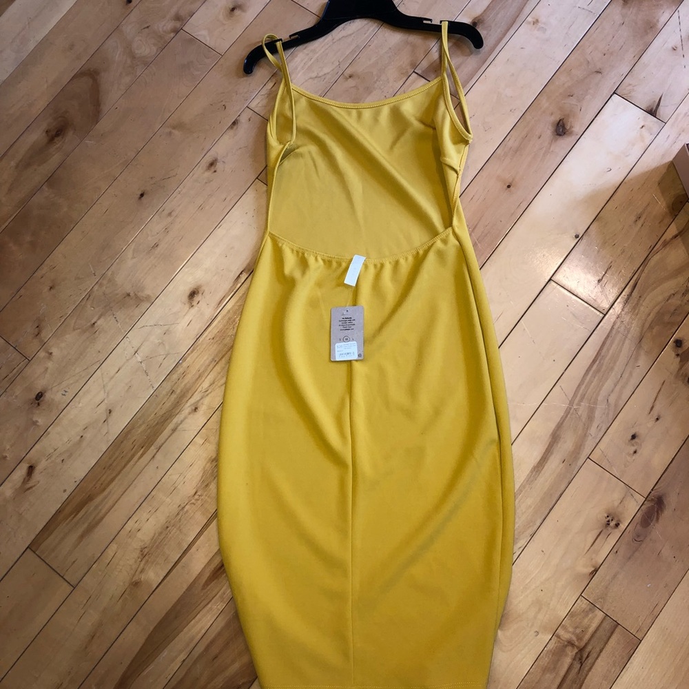 Backless dress - Picture 2 of 2